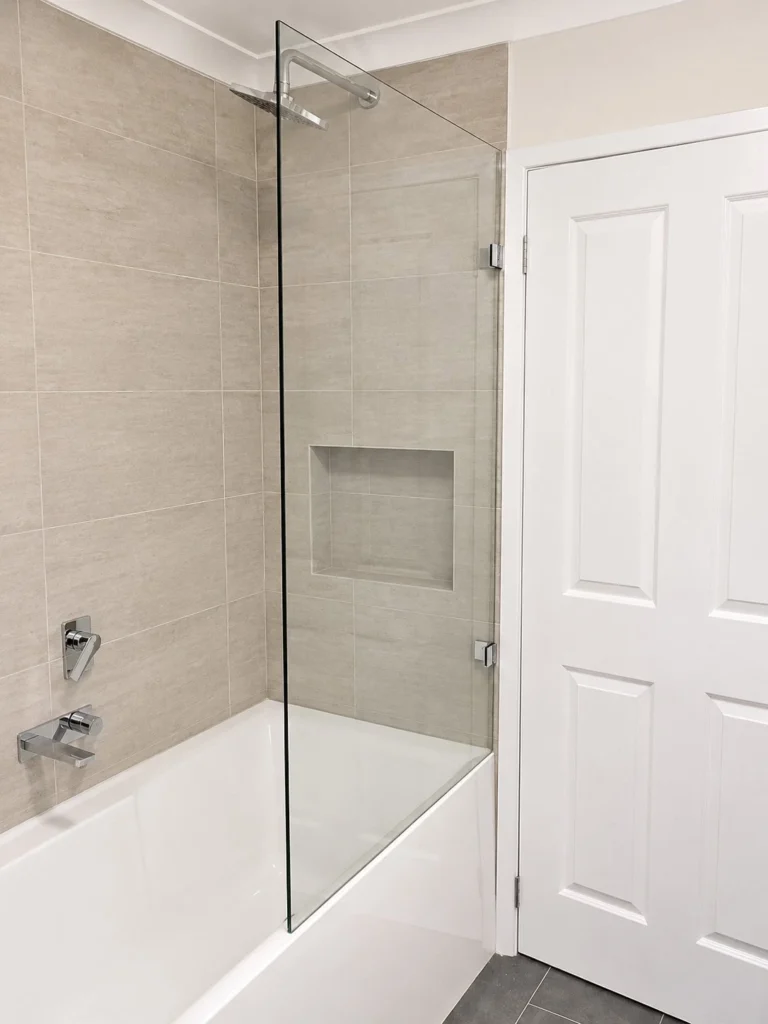Bathtub glass shower screen